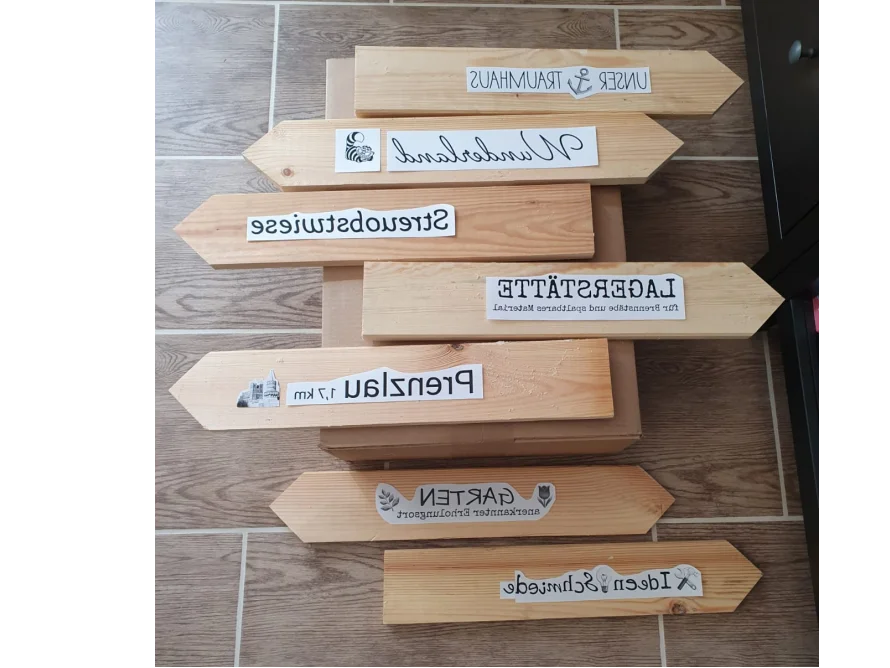 Mehrere Holzschilder mit Beschriftung