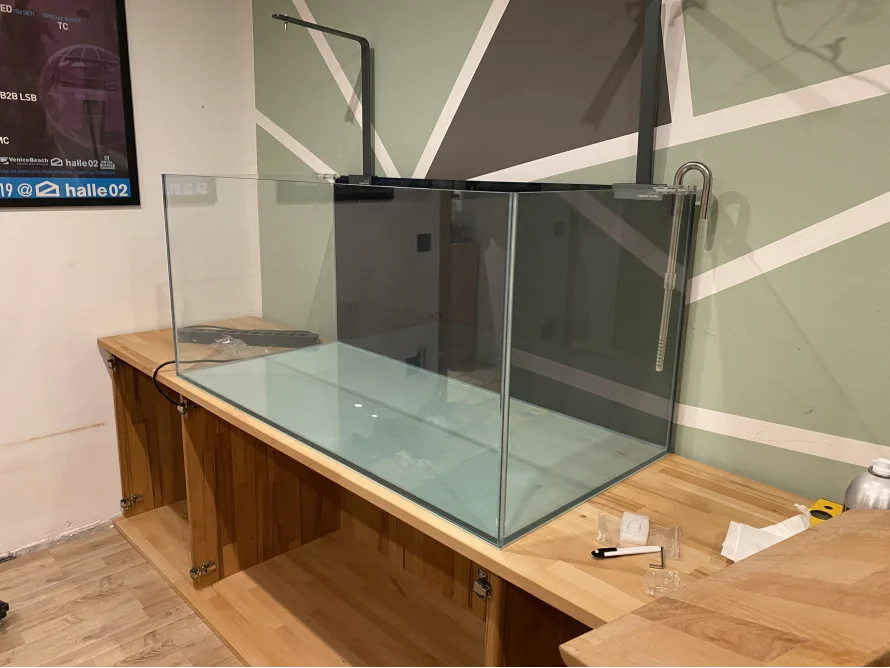 Leeres Aquarium auf Holzunterschrank