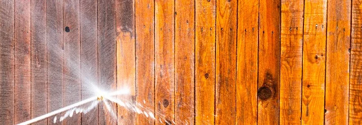 Holzzaun wird mit Hochdruckreiniger gereinigt