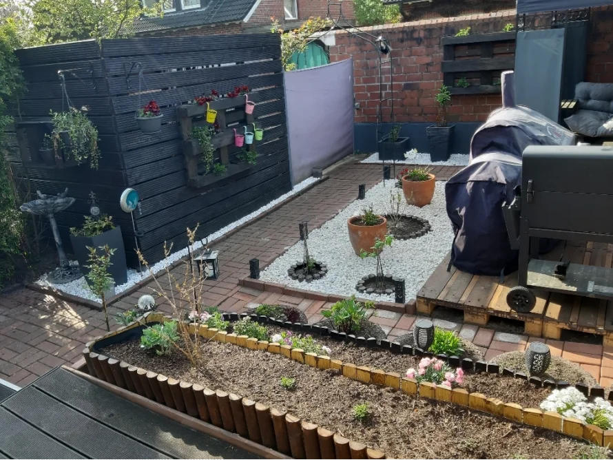 Gepflegter Garten mit Hochbeet