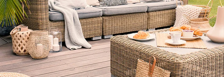 Gemütliche Lounge-Sitzecke aus Rattan auf einer Terrasse
