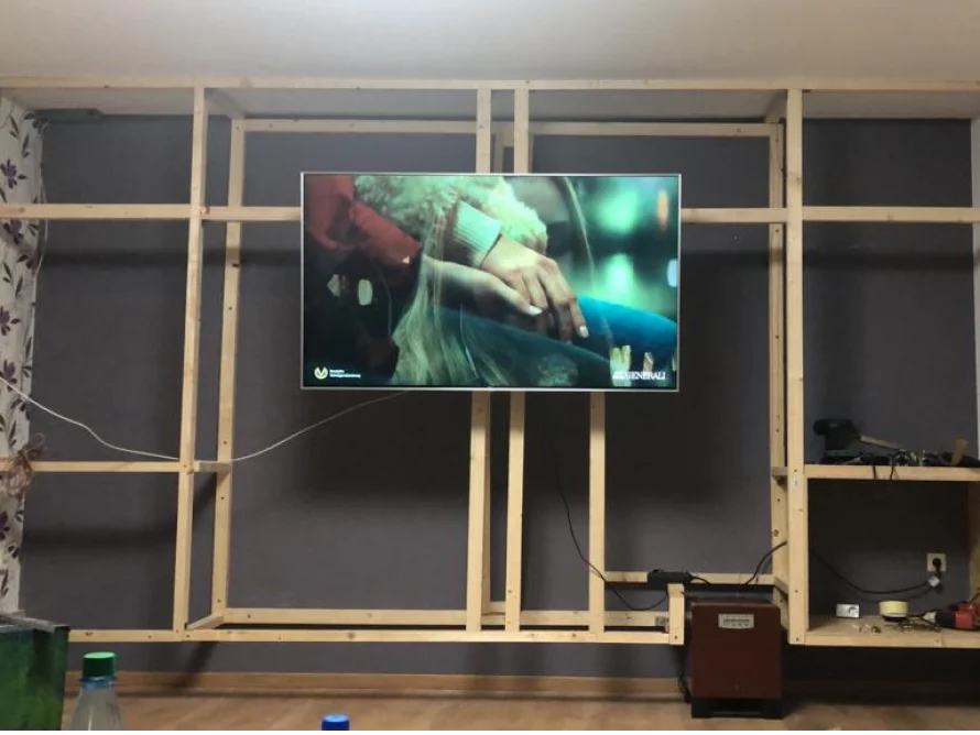 Einbau eines Fernsehers in ein Holzregal