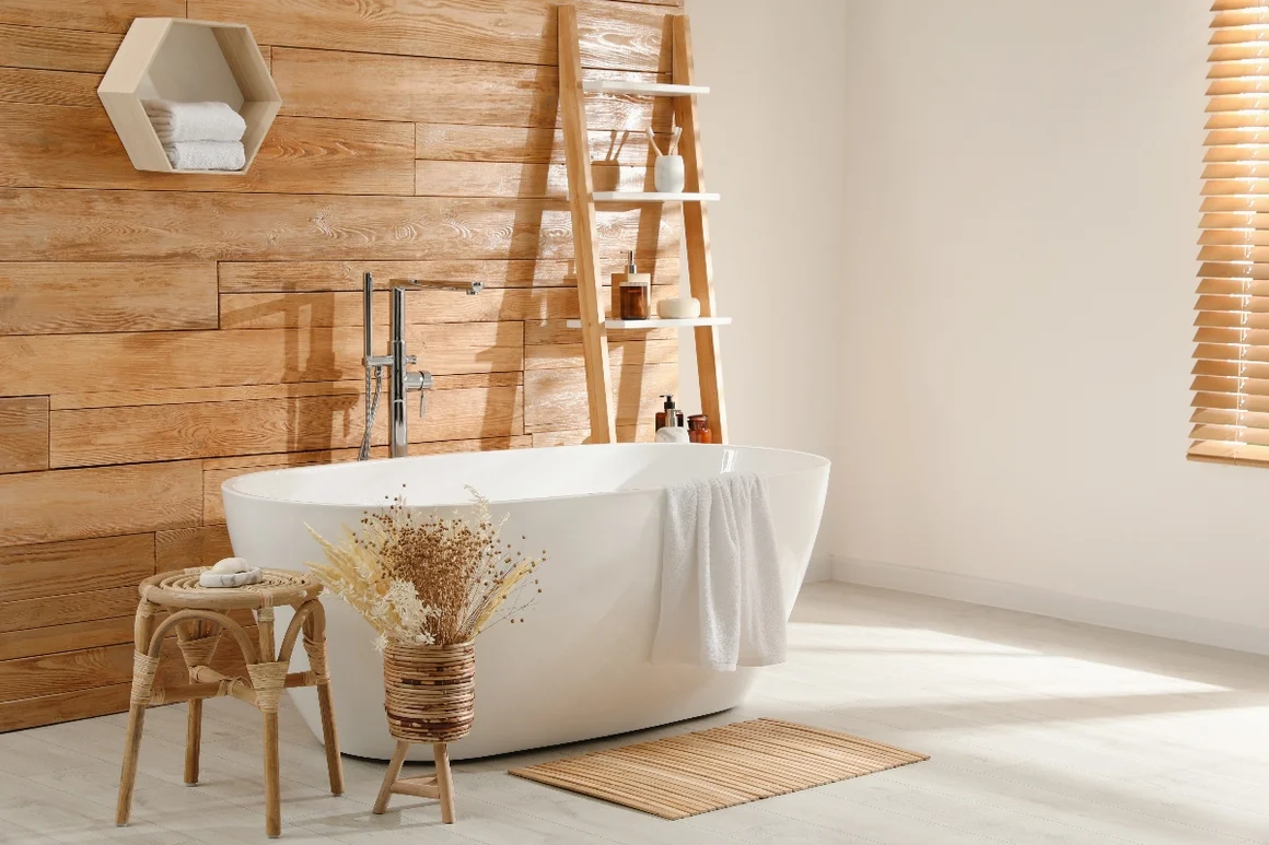 Modernes Badezimmer mit freistehender Badewanne
