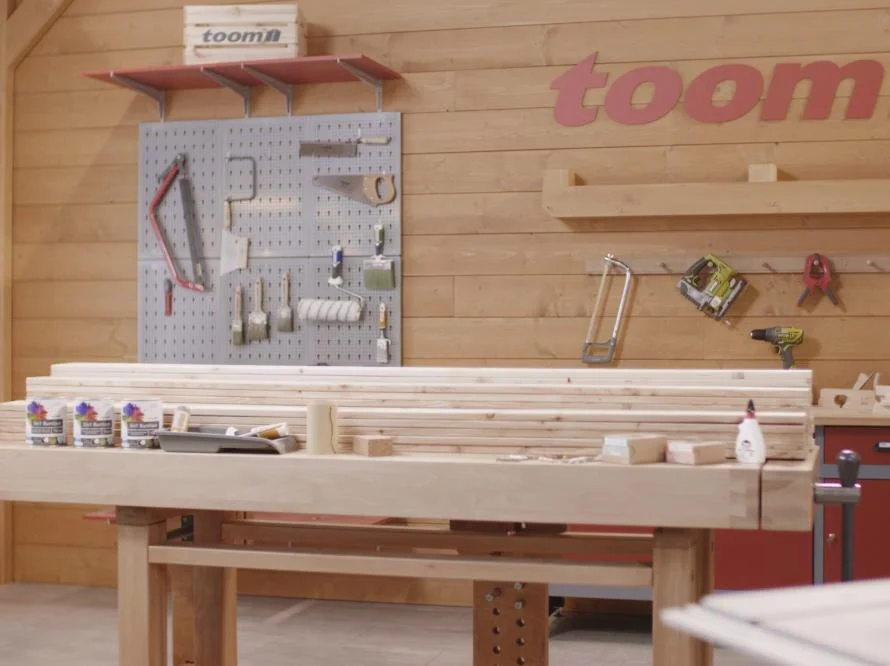 Werkbank mit Holzlatten und Werkzeug