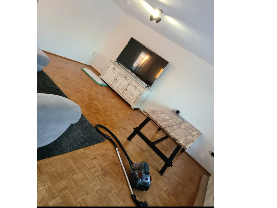 Wohnzimmer mit Staubsauger