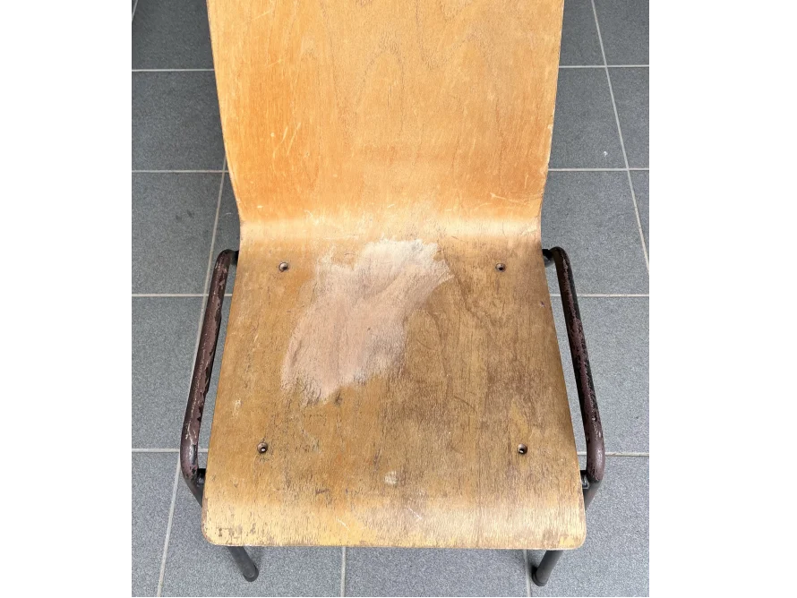 Holzstuhl mit Gebrauchsspuren