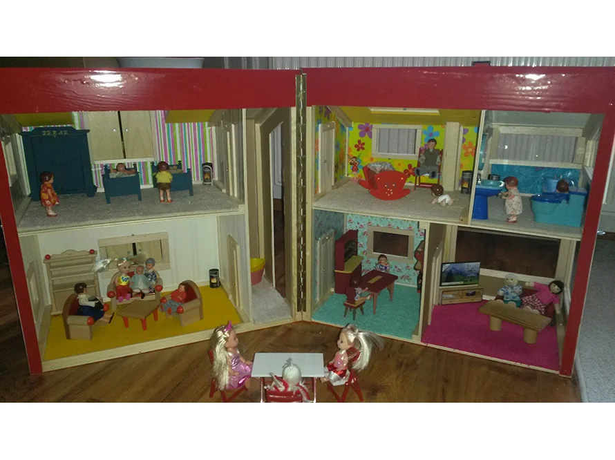Puppenhaus mit Möbeln und Puppen