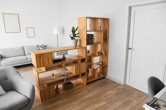 Modernes Wohnzimmerregal aus Holz