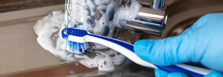 Wasserhahn mit Zahnbürste reinigen