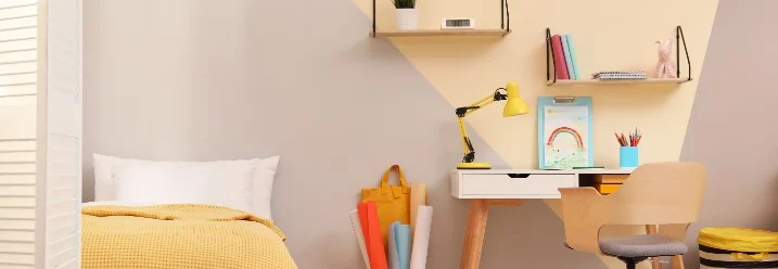 Gemütliches Jugendzimmer mit Schreibtisch