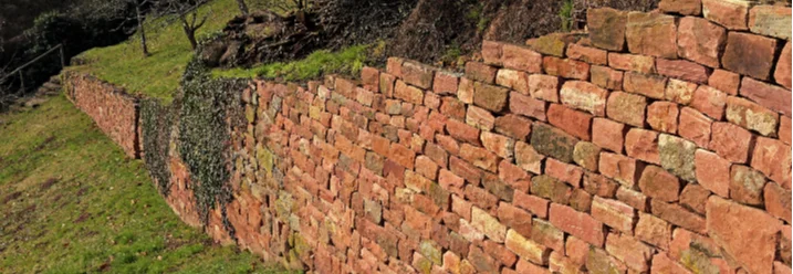 Eine Trockenmauer im Hang