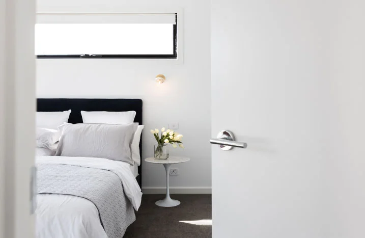 Blick durch angelehnte Tür auf Schlafzimmer