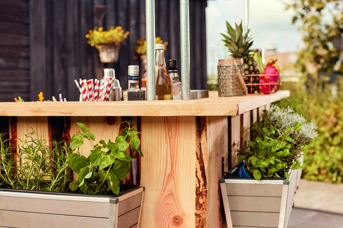 Gartenbar aus Holz mit Kräutern