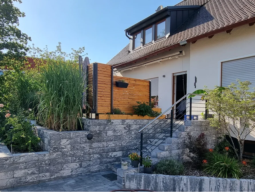 Holzverkleidung an Hauseingang mit Treppe