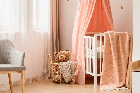 Helles Babyzimmer mit Himmelbett