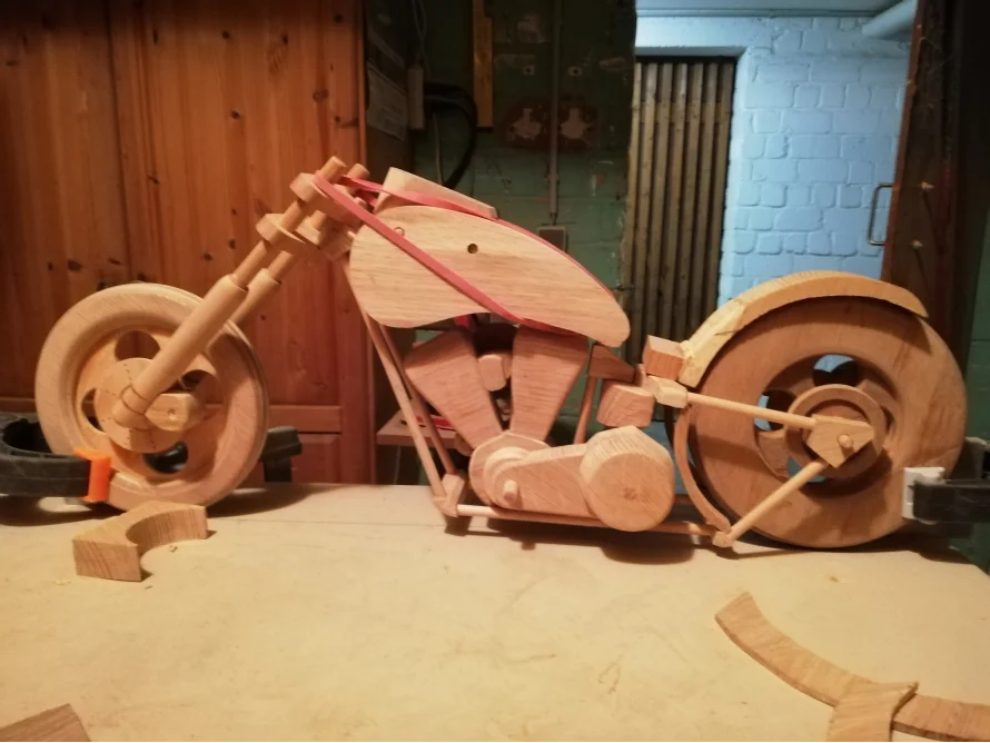 Modell eines Motorrads aus Holz