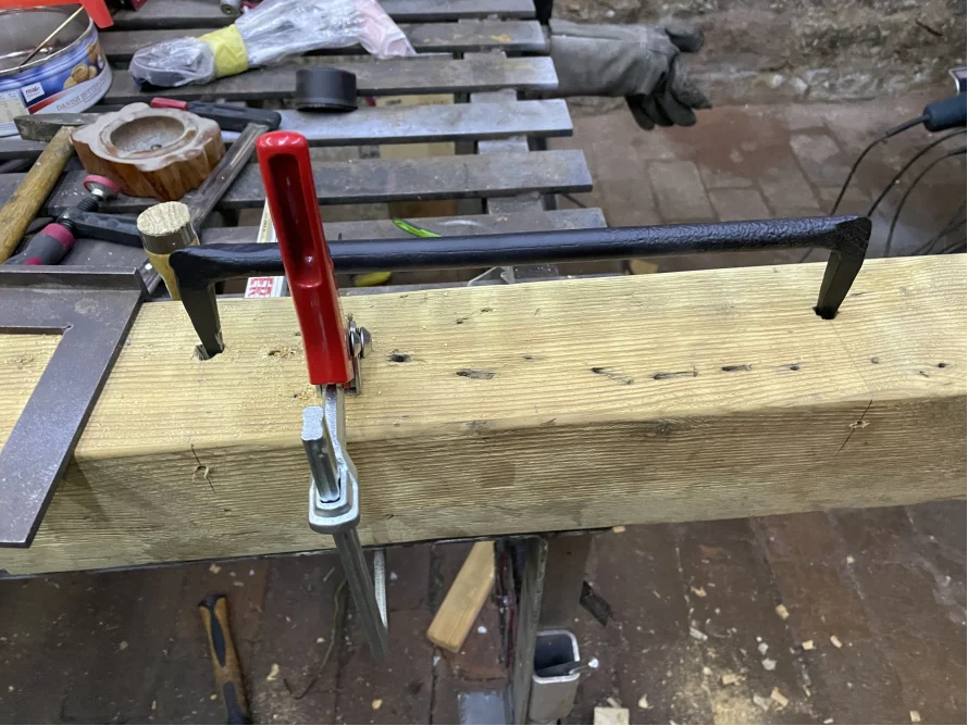 Holzbalken mit Schraubzwinge