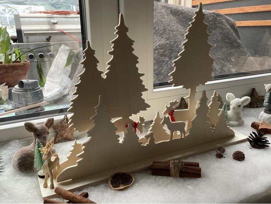 Weihnachtliche Dekoration mit Tannen und Rehen