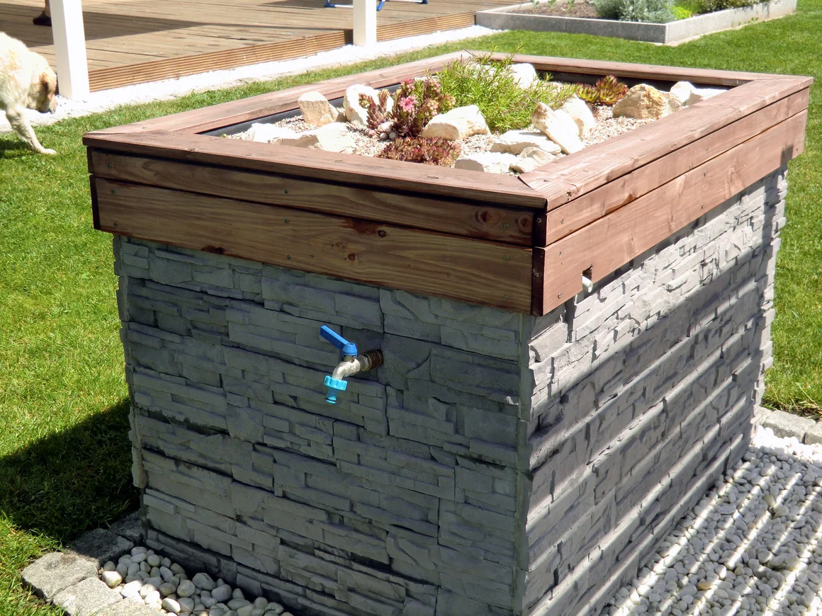 Regenwasserspeicher mit Wasserhahn