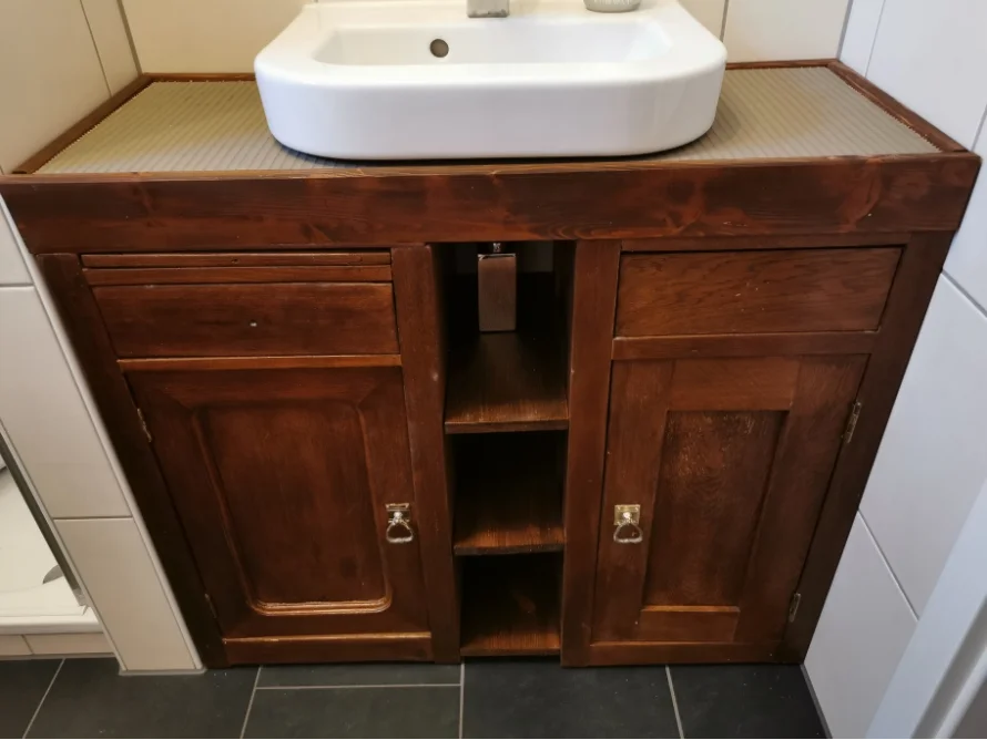 Dunkelbrauner Waschtisch mit Waschbecken