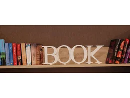Dekobuchstaben mit der Aufschrift "BOOK" in einem Bücherregal