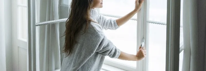 Person öffnet Fenster