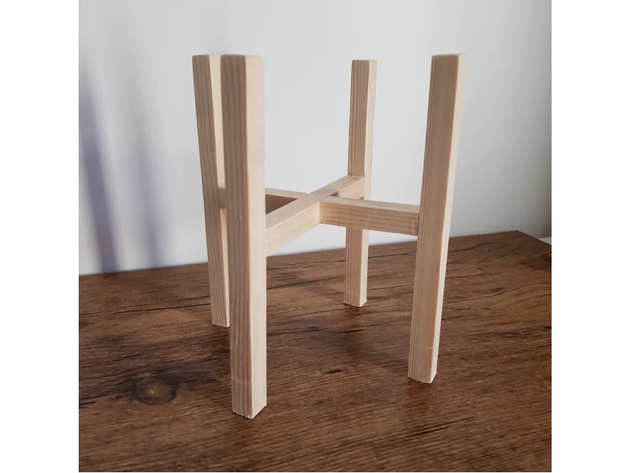 Ein einfacher, hölzerner Pflanzenständer.
