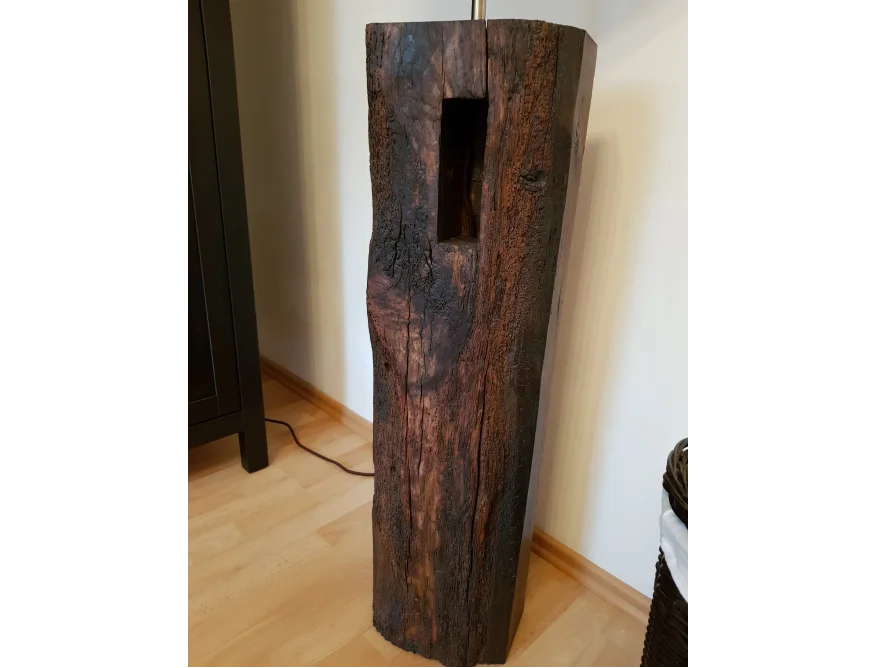 Rustikale Holzlampe auf Parkettboden