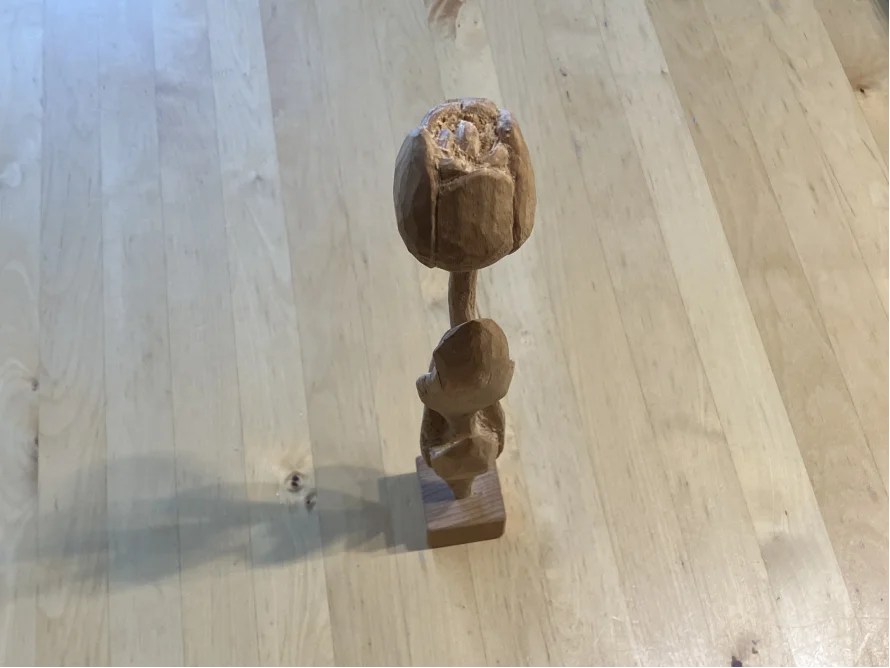 Geschnitzte Holzblume auf Sockel