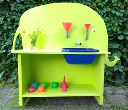 Grüne Spielküche in Elefantenform