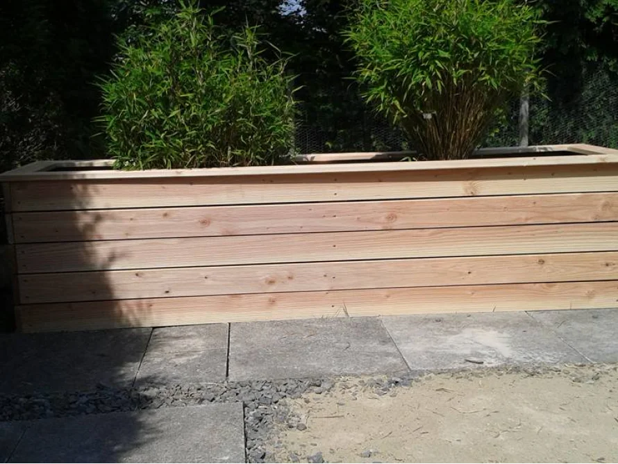 Holz-Hochbeet mit Bambus