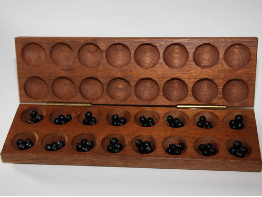 Offenes Mancala-Spielbrett mit Kugeln