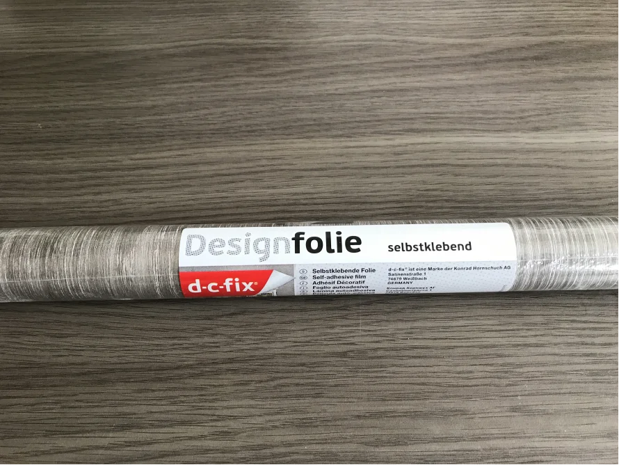 Eine Rolle selbstklebende Dekorfolie in Holzoptik
