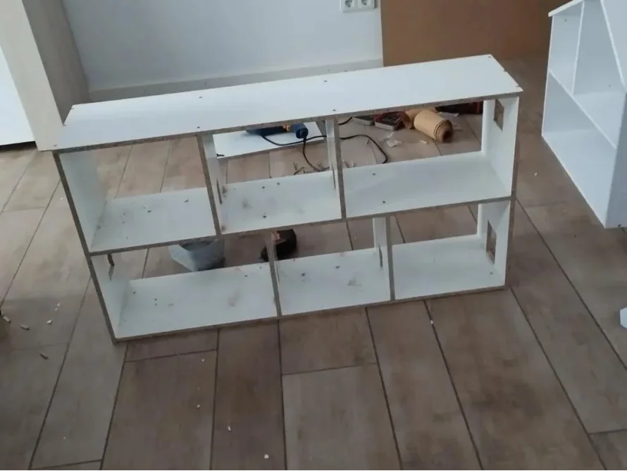 Unfertiges Puppenhaus aus Holz