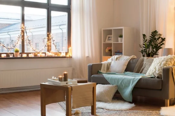 Gemütliches Wohnzimmer mit Kerzen