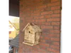 Vogelnistkasten aus Holz an Backsteinwand