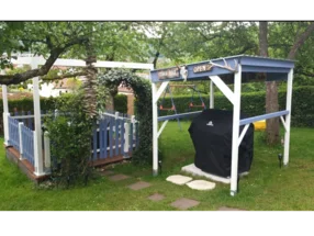 Gartenbereich mit Grillplatz und Laube