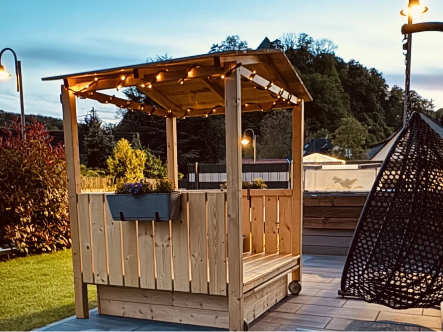 Gartenpavillon aus Holz mit Beleuchtung