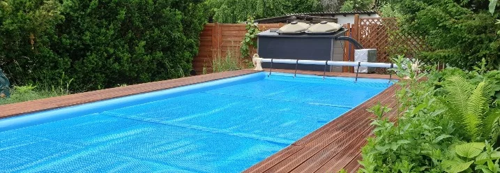 Abgedeckter blauer gartenpool