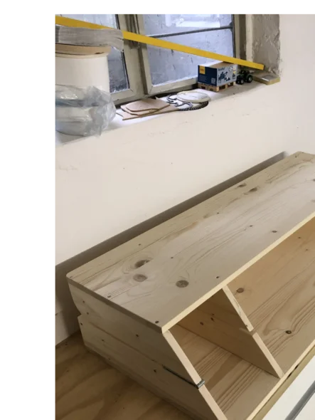 Holzregal mit drei Fächern