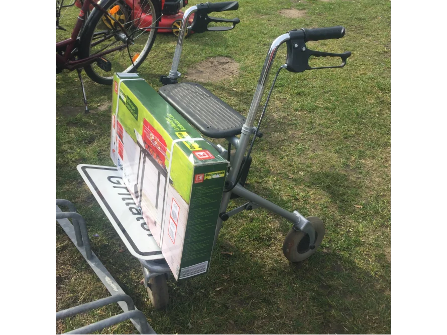Rollator transportiert Grillkarton