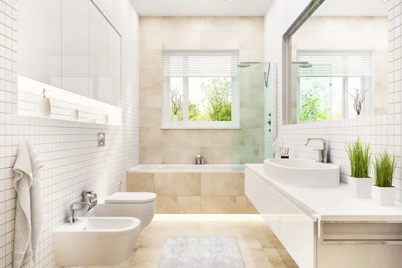 Helles Badezimmer mit Badewanne und Dusche