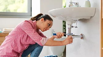 Person repariert Siphon
