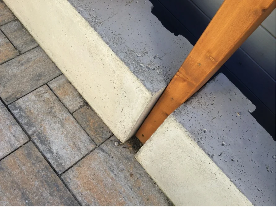 Holzbalken auf Betonfundament