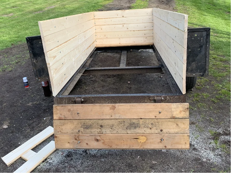 Anhänger mit neuen Holzbrettern