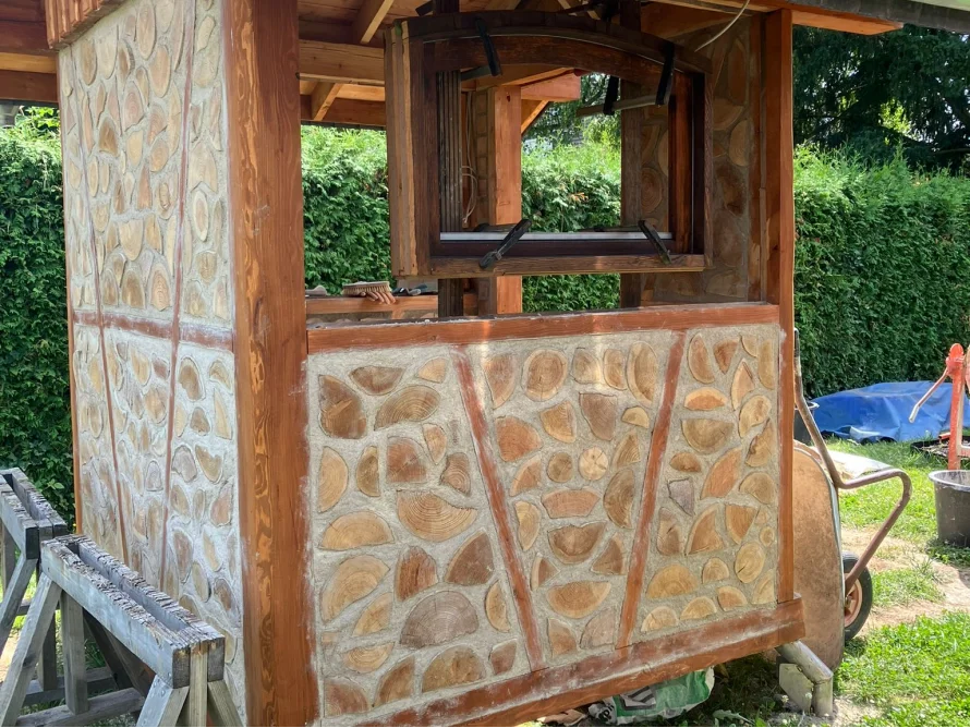 Gartenhaus im Bau mit Holzwand