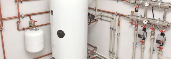 Ein Boiler mit angeschlossenen Rohren