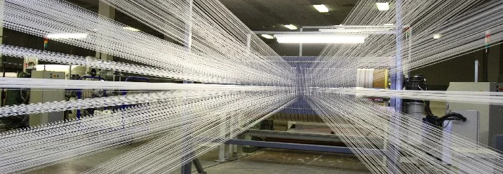 Weiße Nylon-Fäden in einer Produktionshalle