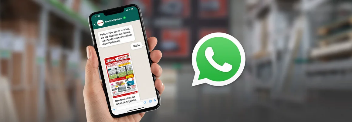 Hand hält ein Smartphone mit geöffnetem WhatsApp Chat