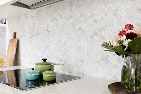 Moderne Küche mit Mosaikfliesen